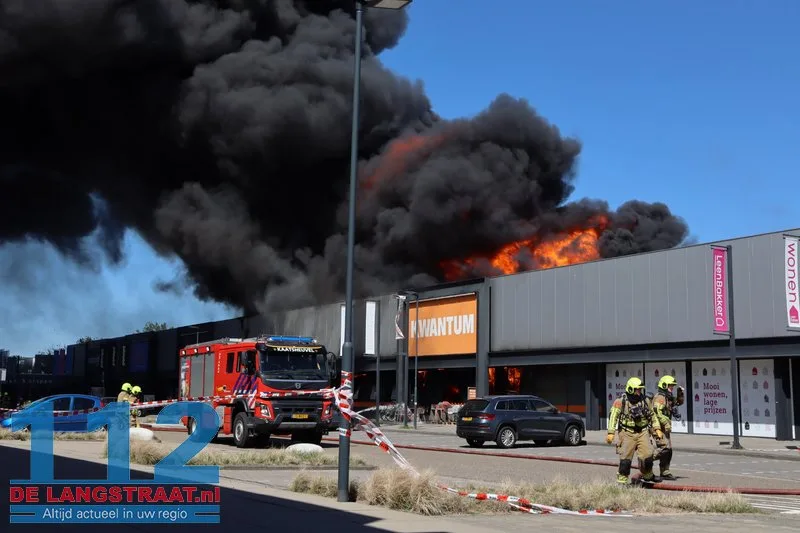 Zeer grote brand in Kwantum in Waalwijk, vlammen uit het dak 112 De Langstraat