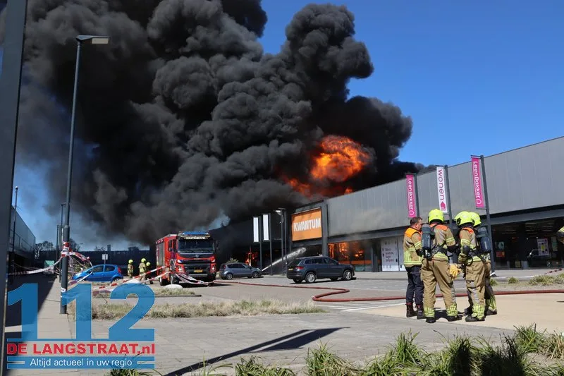 Zeer grote brand in Kwantum in Waalwijk, vlammen uit het dak 112 De Langstraat