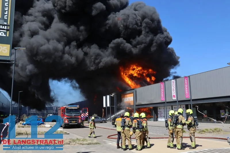 Zeer grote brand in Kwantum in Waalwijk, vlammen uit het dak 112 De Langstraat