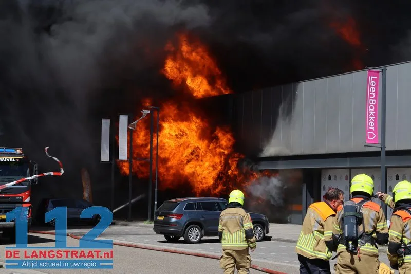 Zeer grote brand in Kwantum in Waalwijk, vlammen uit het dak 112 De Langstraat