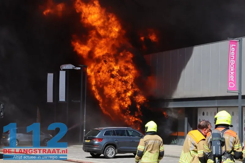 Zeer grote brand in Kwantum in Waalwijk, vlammen uit het dak 112 De Langstraat