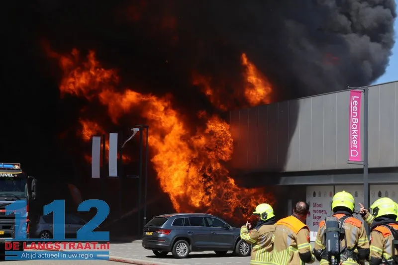 Zeer grote brand in Kwantum in Waalwijk, vlammen uit het dak 112 De Langstraat