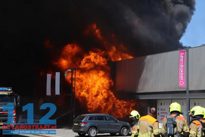 Zeer grote brand in Kwantum in Waalwijk, vlammen uit het dak 112 De Langstraat