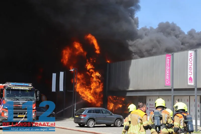 Zeer grote brand in Kwantum in Waalwijk, vlammen uit het dak 112 De Langstraat