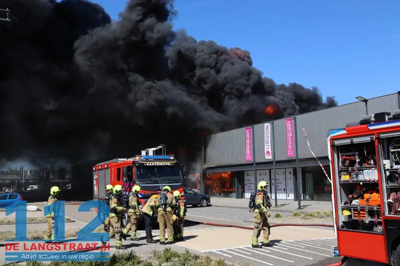 Zeer grote brand in Kwantum in Waalwijk, vlammen uit het dak 112 De Langstraat