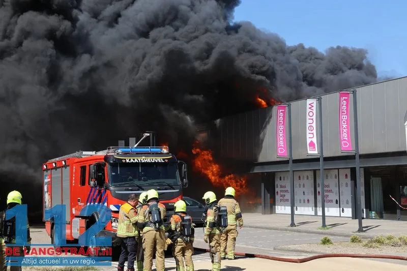 Zeer grote brand in Kwantum in Waalwijk, vlammen uit het dak 112 De Langstraat