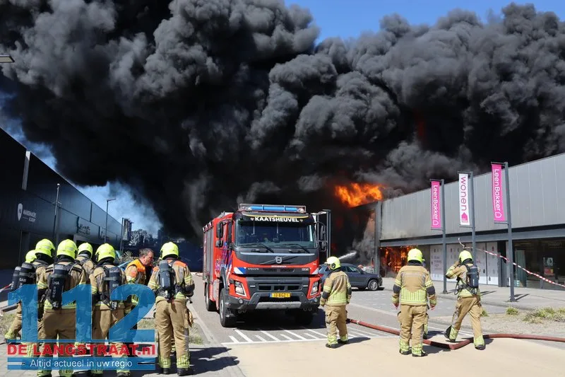 Zeer grote brand in Kwantum in Waalwijk, vlammen uit het dak 112 De Langstraat