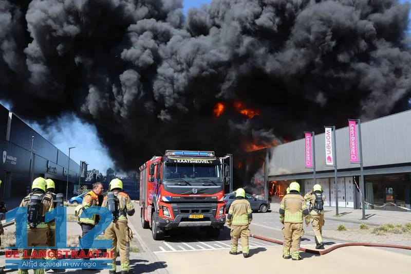 Zeer grote brand in Kwantum in Waalwijk, vlammen uit het dak 112 De Langstraat