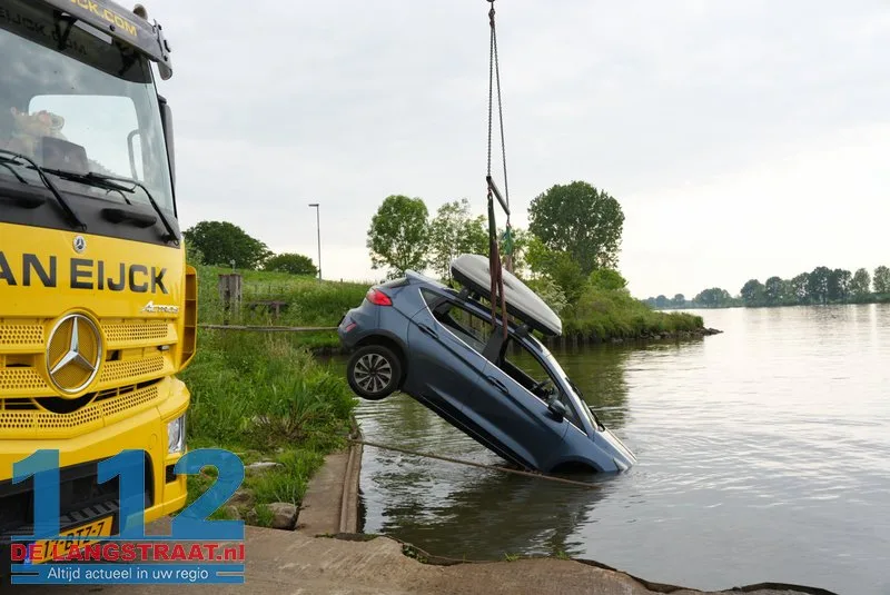 Auto rolt van veerstoep en belandt deels in water Herpt 112 De Langstraat