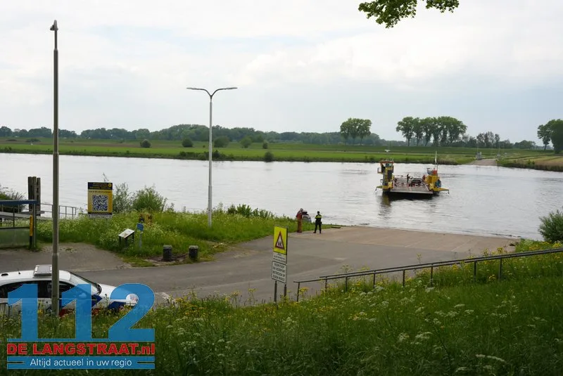 Auto rolt van veerstoep en belandt deels in water Herpt 112 De Langstraat