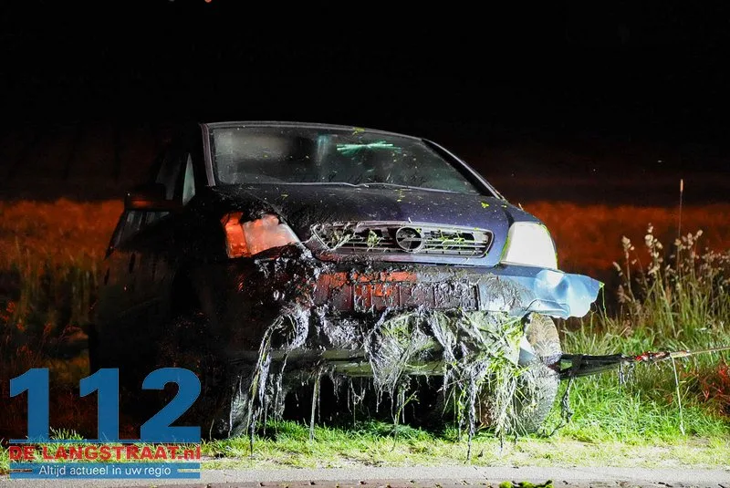 Auto te water, bestuurder gewond naar ziekenhuis Elshout 112 De Langstraat