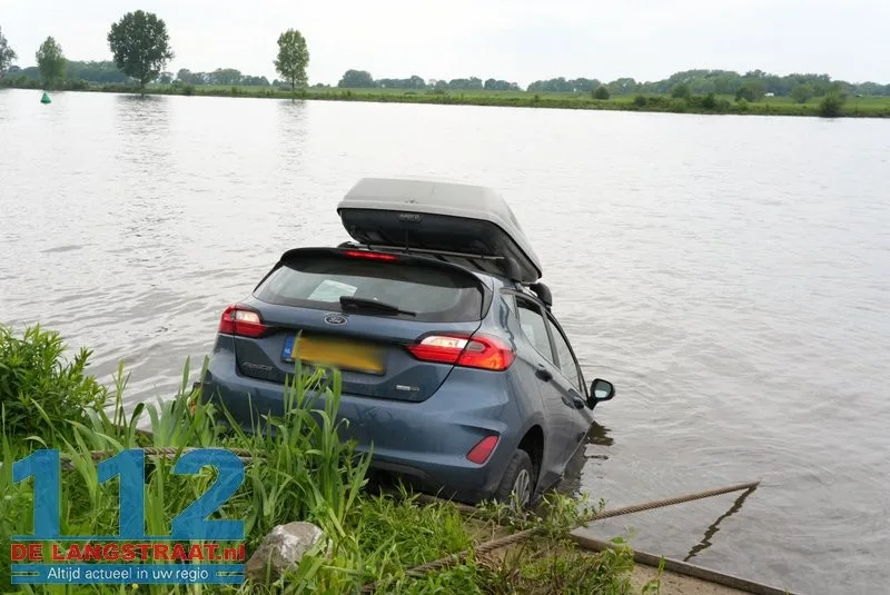 Auto rolt van veerstoep en belandt deels in water Herpt 112 De Langstraat