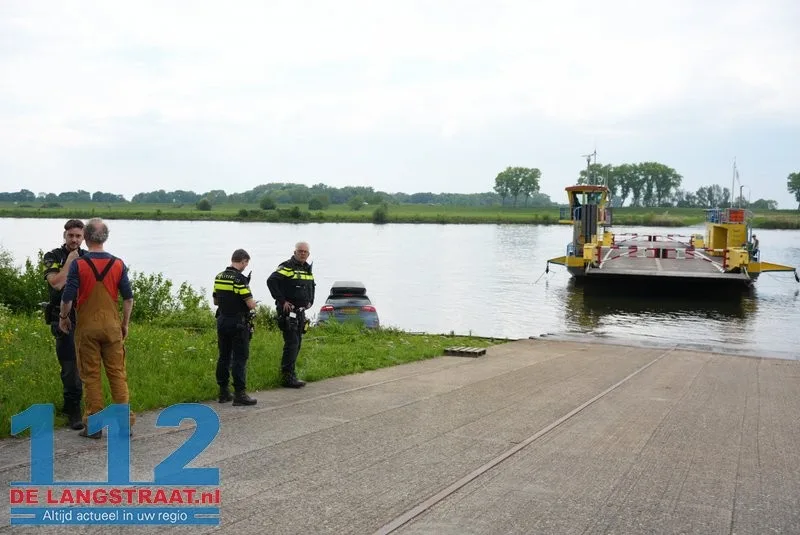 Auto rolt van veerstoep en belandt deels in water Herpt 112 De Langstraat