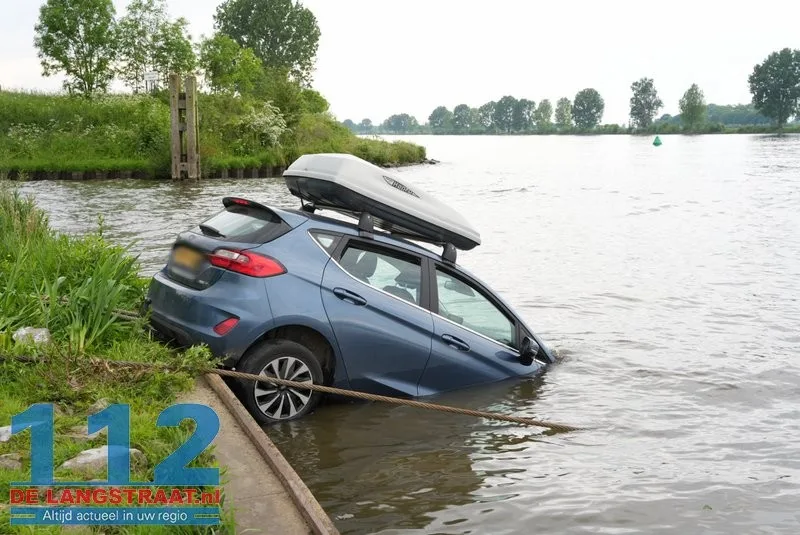Auto rolt van veerstoep en belandt deels in water Herpt 112 De Langstraat