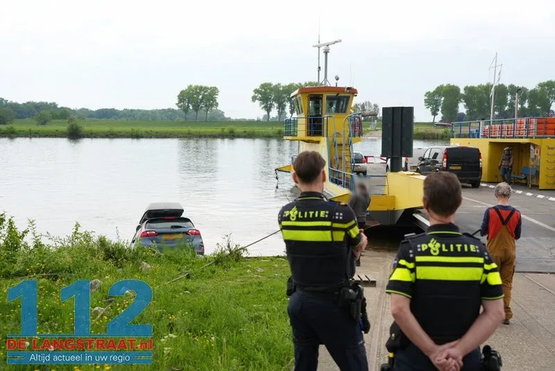 Auto rolt van veerstoep en belandt deels in water Herpt 112 De Langstraat
