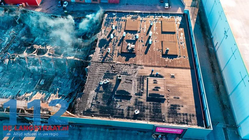 Schadeonderzoek volgt na verwoestende brand op meubelboulevard Waalwijk 112 De Langstraat