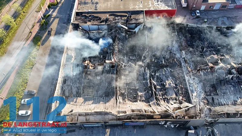 Schadeonderzoek volgt na verwoestende brand op meubelboulevard Waalwijk 112 De Langstraat