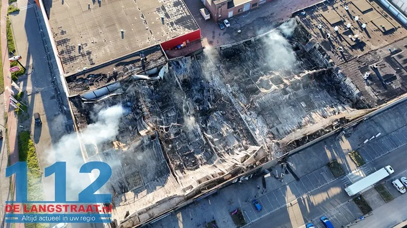 Schadeonderzoek volgt na verwoestende brand op meubelboulevard Waalwijk 112 De Langstraat