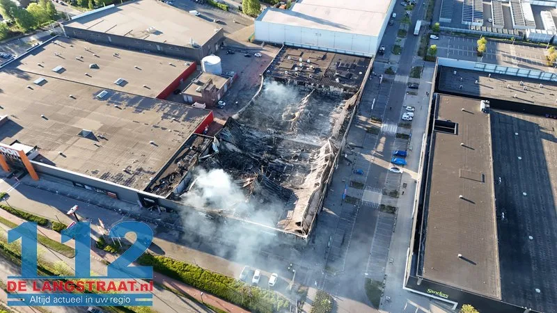 Schadeonderzoek volgt na verwoestende brand op meubelboulevard Waalwijk 112 De Langstraat