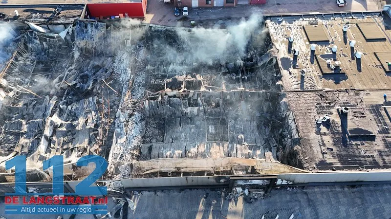 Schadeonderzoek volgt na verwoestende brand op meubelboulevard Waalwijk 112 De Langstraat