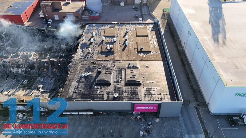 Schadeonderzoek volgt na verwoestende brand op meubelboulevard Waalwijk 112 De Langstraat