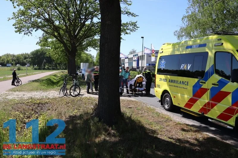 Fietser naar ziekenhuis gebracht na botsing met auto in Elshout 112 De Langstraat