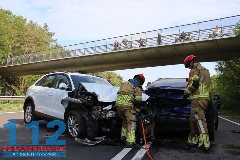 Twee gewonden bij ongeval tussen drie auto's Midden-Brabantweg Kaatsheuvel 112 De Langstraat