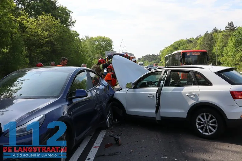 Twee gewonden bij ongeval tussen drie auto's Midden-Brabantweg Kaatsheuvel 112 De Langstraat