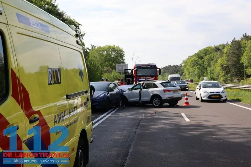 Twee gewonden bij ongeval tussen drie auto's Midden-Brabantweg Kaatsheuvel 112 De Langstraat