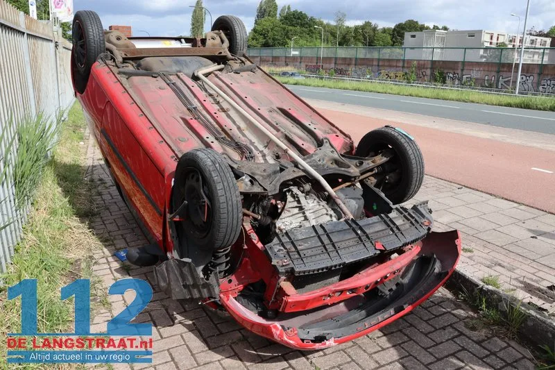 Auto over de kop Altenaweg Waalwijk 112 De Langstraat