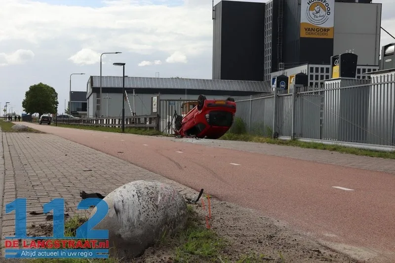 Auto over de kop Altenaweg Waalwijk 112 De Langstraat