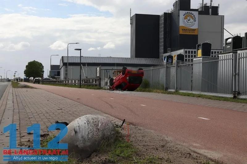 Auto over de kop Altenaweg Waalwijk 112 De Langstraat