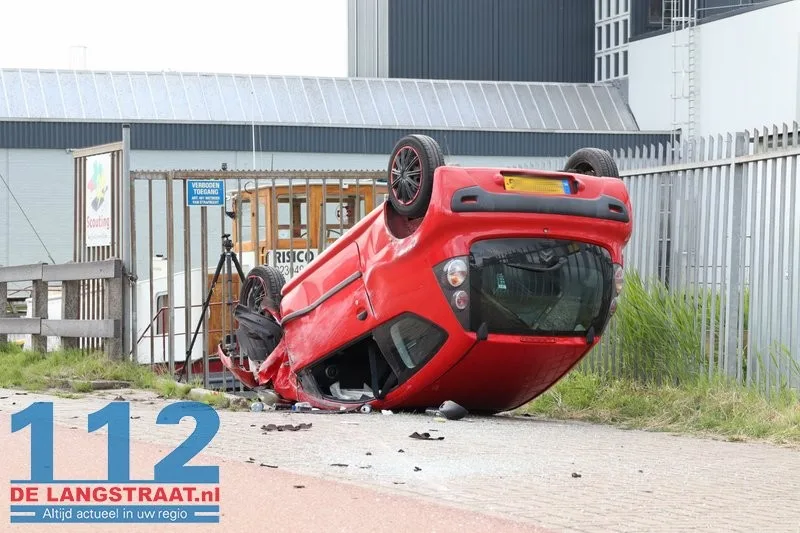 Auto over de kop Altenaweg Waalwijk 112 De Langstraat