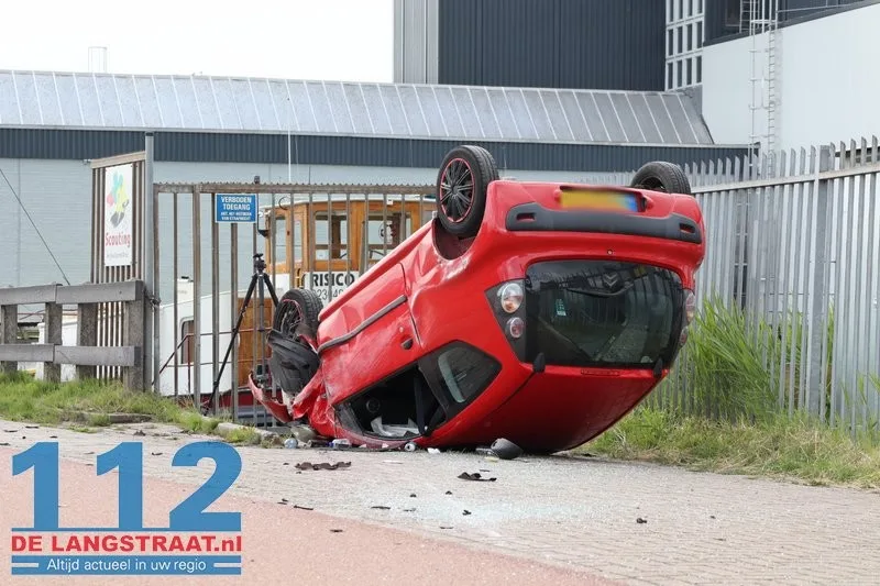 Auto over de kop Altenaweg Waalwijk 112 De Langstraat