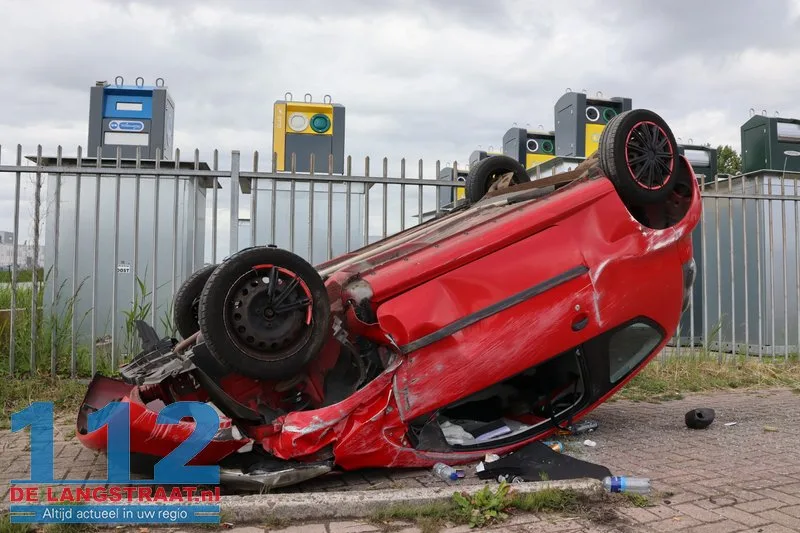 Auto over de kop Altenaweg Waalwijk 112 De Langstraat