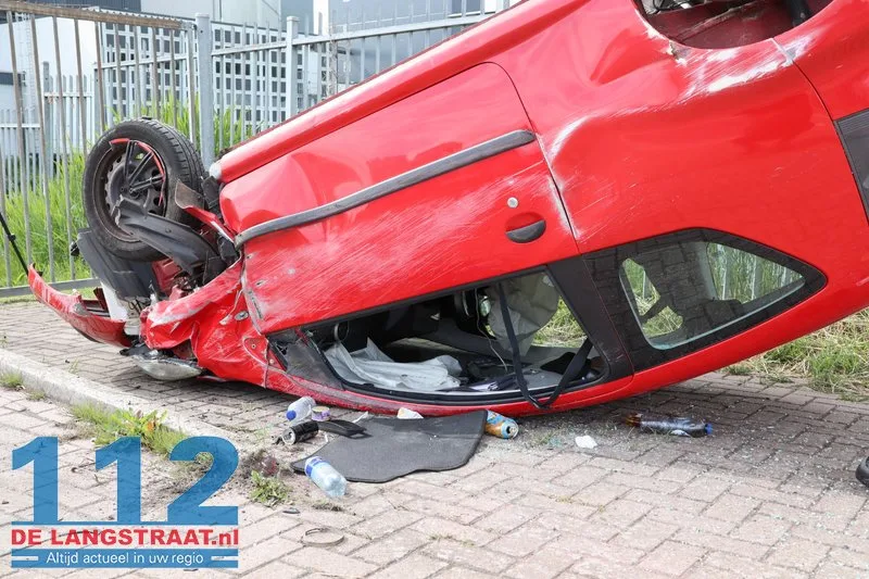 Auto over de kop Altenaweg Waalwijk 112 De Langstraat