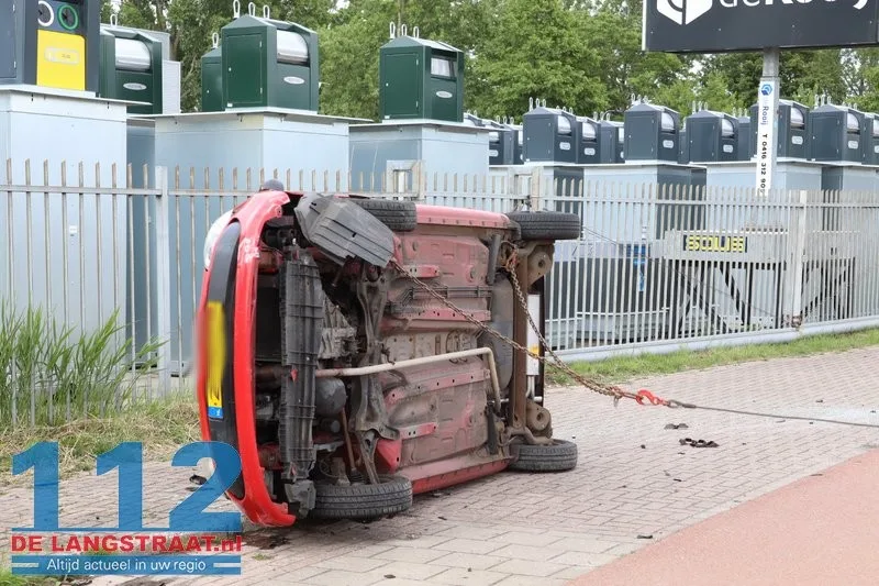 Auto over de kop Altenaweg Waalwijk 112 De Langstraat