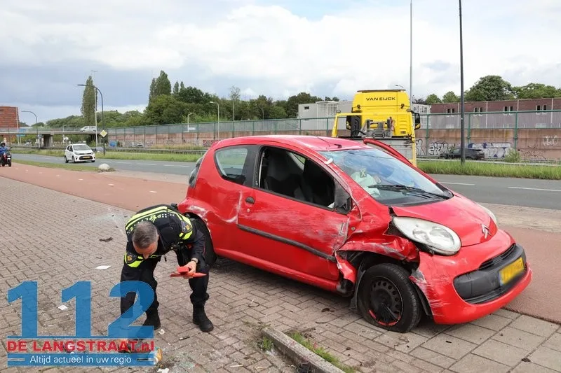Auto over de kop Altenaweg Waalwijk 112 De Langstraat