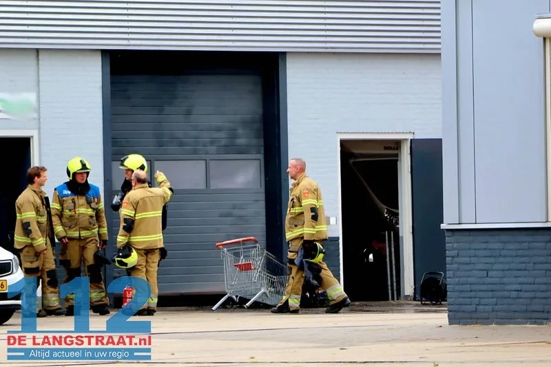 Brand in loods aan Grotestraat in Heesbeen: aanwezigen beginnen zelf al met blussen 112 De Langstraat