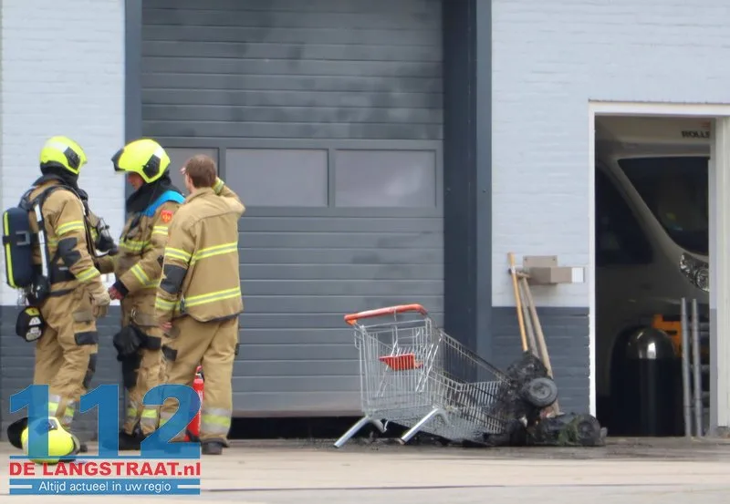 Brand in loods aan Grotestraat in Heesbeen: aanwezigen beginnen zelf al met blussen 112 De Langstraat