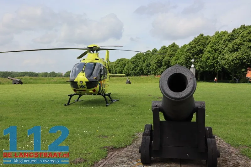 Vrouw zwaargewond nadat ze van fiets valt in Heusden, traumahelikopter landt op vesting 3 Vrouw zwaargewond nadat ze van fiets valt in Heusden, traumahelikopter landt op vesting 112 De Langstraat
