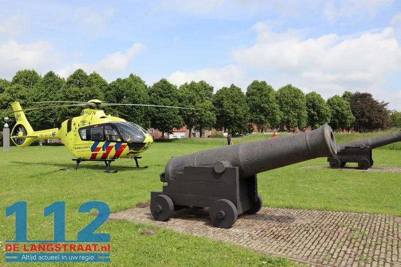 Vrouw zwaargewond nadat ze van fiets valt in Heusden, traumahelikopter landt op vesting 4 Vrouw zwaargewond nadat ze van fiets valt in Heusden, traumahelikopter landt op vesting 112 De Langstraat