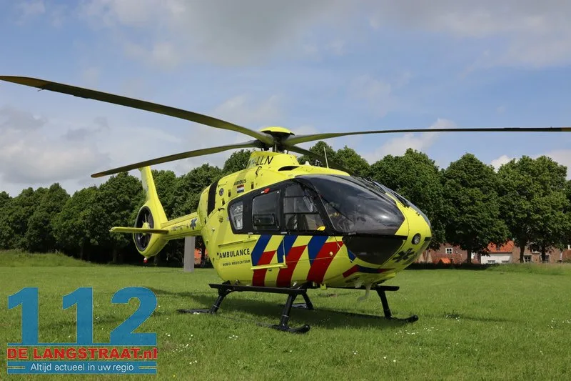 Vrouw zwaargewond nadat ze van fiets valt in Heusden, traumahelikopter landt op vesting 5 Vrouw zwaargewond nadat ze van fiets valt in Heusden, traumahelikopter landt op vesting 112 De Langstraat
