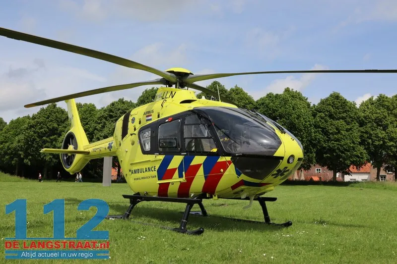 Vrouw zwaargewond nadat ze van fiets valt in Heusden, traumahelikopter landt op vesting 6 Vrouw zwaargewond nadat ze van fiets valt in Heusden, traumahelikopter landt op vesting 112 De Langstraat