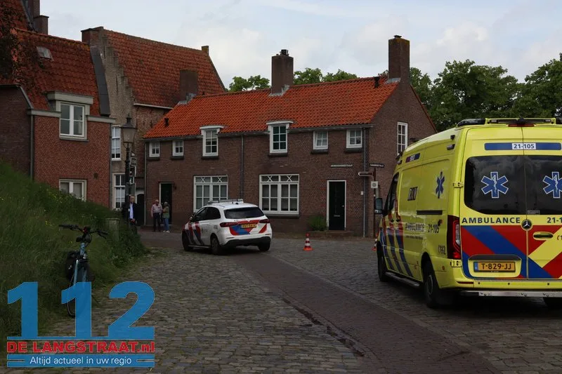 Vrouw zwaargewond nadat ze van fiets valt in Heusden, traumahelikopter landt op vesting 9 Vrouw zwaargewond nadat ze van fiets valt in Heusden, traumahelikopter landt op vesting 112 De Langstraat