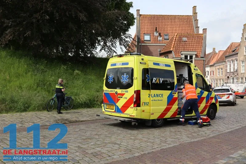Vrouw zwaargewond nadat ze van fiets valt in Heusden, traumahelikopter landt op vesting 10 Vrouw zwaargewond nadat ze van fiets valt in Heusden, traumahelikopter landt op vesting 112 De Langstraat