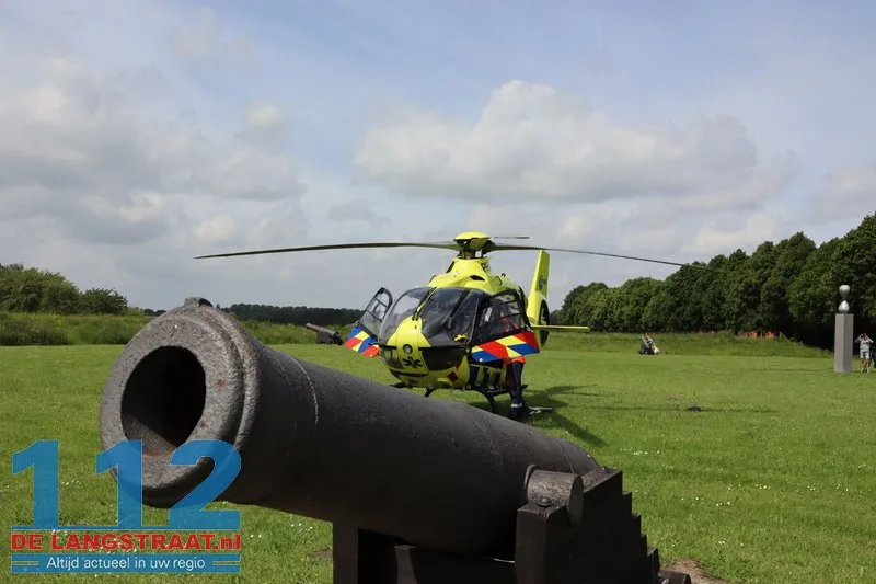Vrouw zwaargewond nadat ze van fiets valt in Heusden, traumahelikopter landt op vesting 11 Vrouw zwaargewond nadat ze van fiets valt in Heusden, traumahelikopter landt op vesting 112 De Langstraat