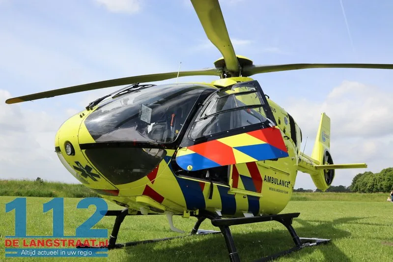 Vrouw zwaargewond nadat ze van fiets valt in Heusden, traumahelikopter landt op vesting 12 Vrouw zwaargewond nadat ze van fiets valt in Heusden, traumahelikopter landt op vesting 112 De Langstraat