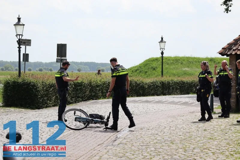 Vrouw zwaargewond nadat ze van fiets valt in Heusden, traumahelikopter landt op vesting 13 Vrouw zwaargewond nadat ze van fiets valt in Heusden, traumahelikopter landt op vesting 112 De Langstraat