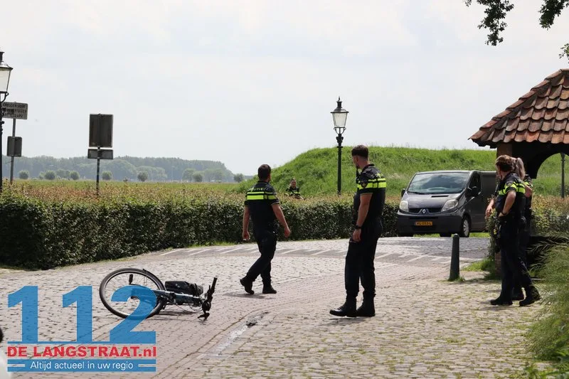 Vrouw zwaargewond nadat ze van fiets valt in Heusden, traumahelikopter landt op vesting 14 Vrouw zwaargewond nadat ze van fiets valt in Heusden, traumahelikopter landt op vesting 112 De Langstraat
